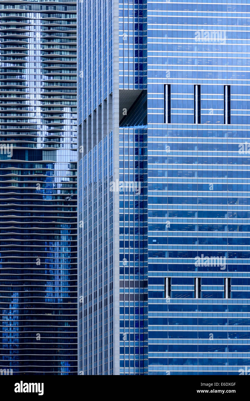 Äußere architektonische Detail eines Wolkenkratzers mit reflektierendem Glasfenster. Stockfoto