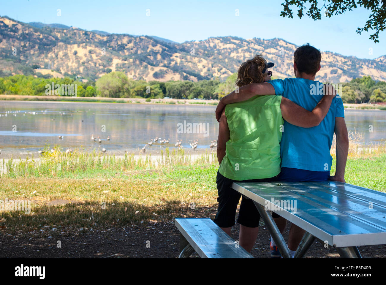 Mutter und Sohn genießen Sie warmen Tag Sommer am See Stockfoto
