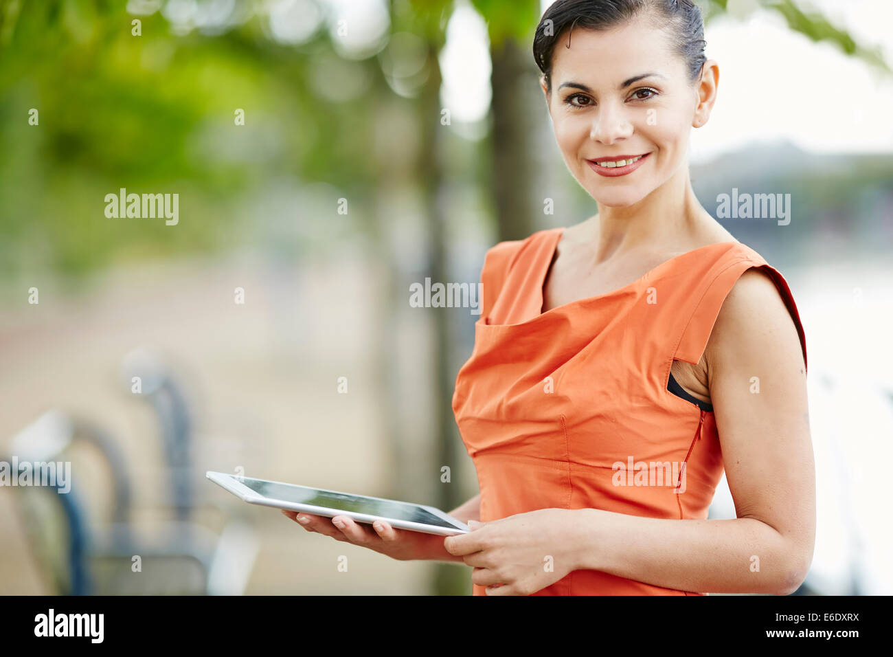 Geschäftsfrau, die mit dem iPad Stockfoto