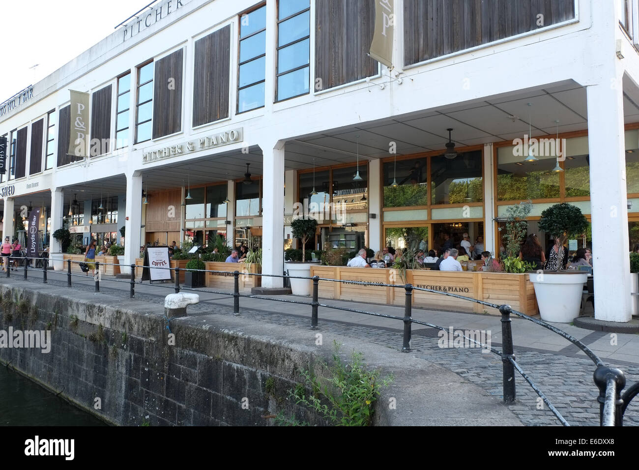 Der Krug und Klavier, ein bekanntes Restaurant und Bar auf der Hafenpromenade in Bristol & August 2014 Stockfoto