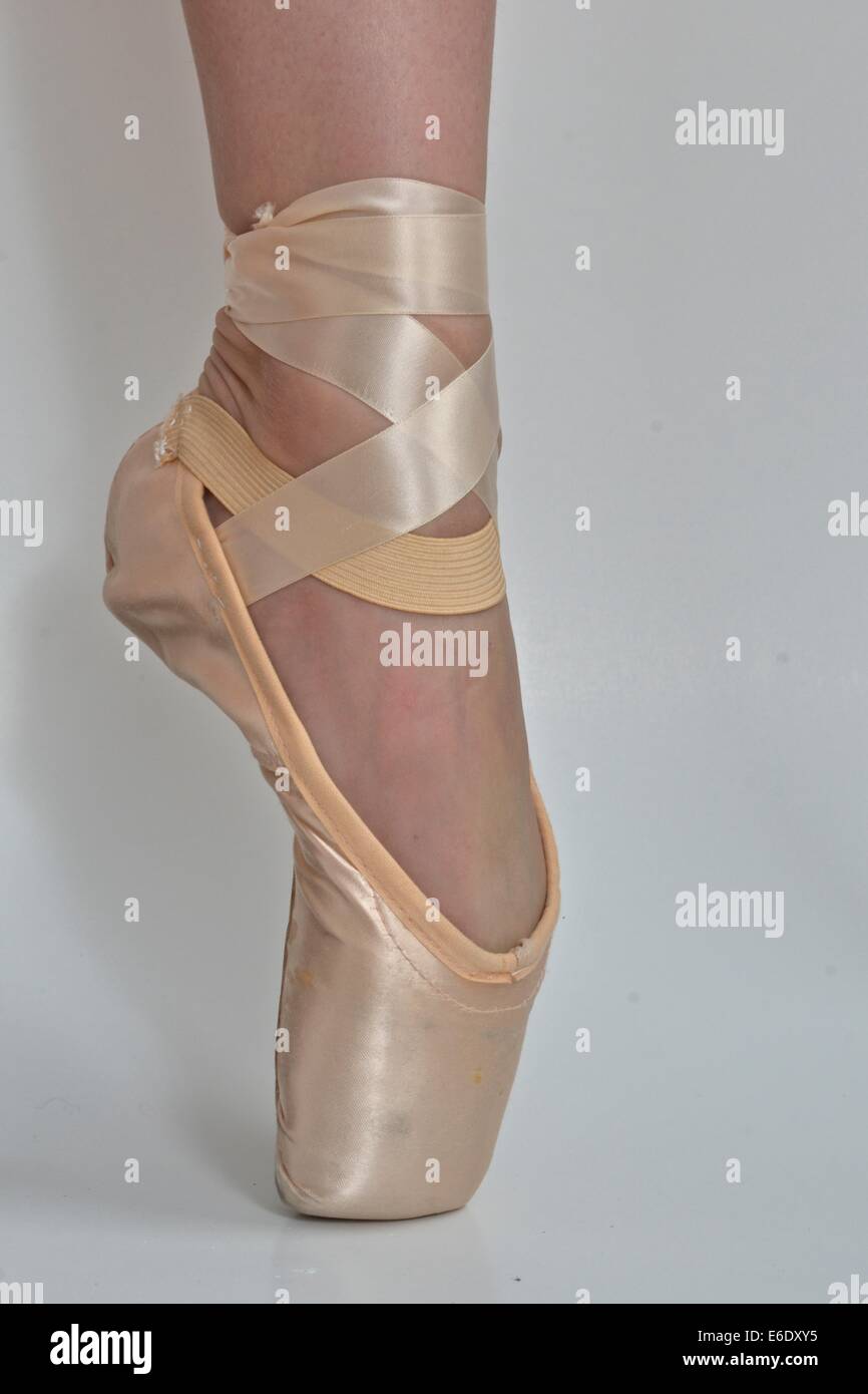 Beine einer Ballerina mit einer schwarzen high Heel Schuh in einem Fuß und eine Pointe Ballet Schuh in der anderen. Stockfoto