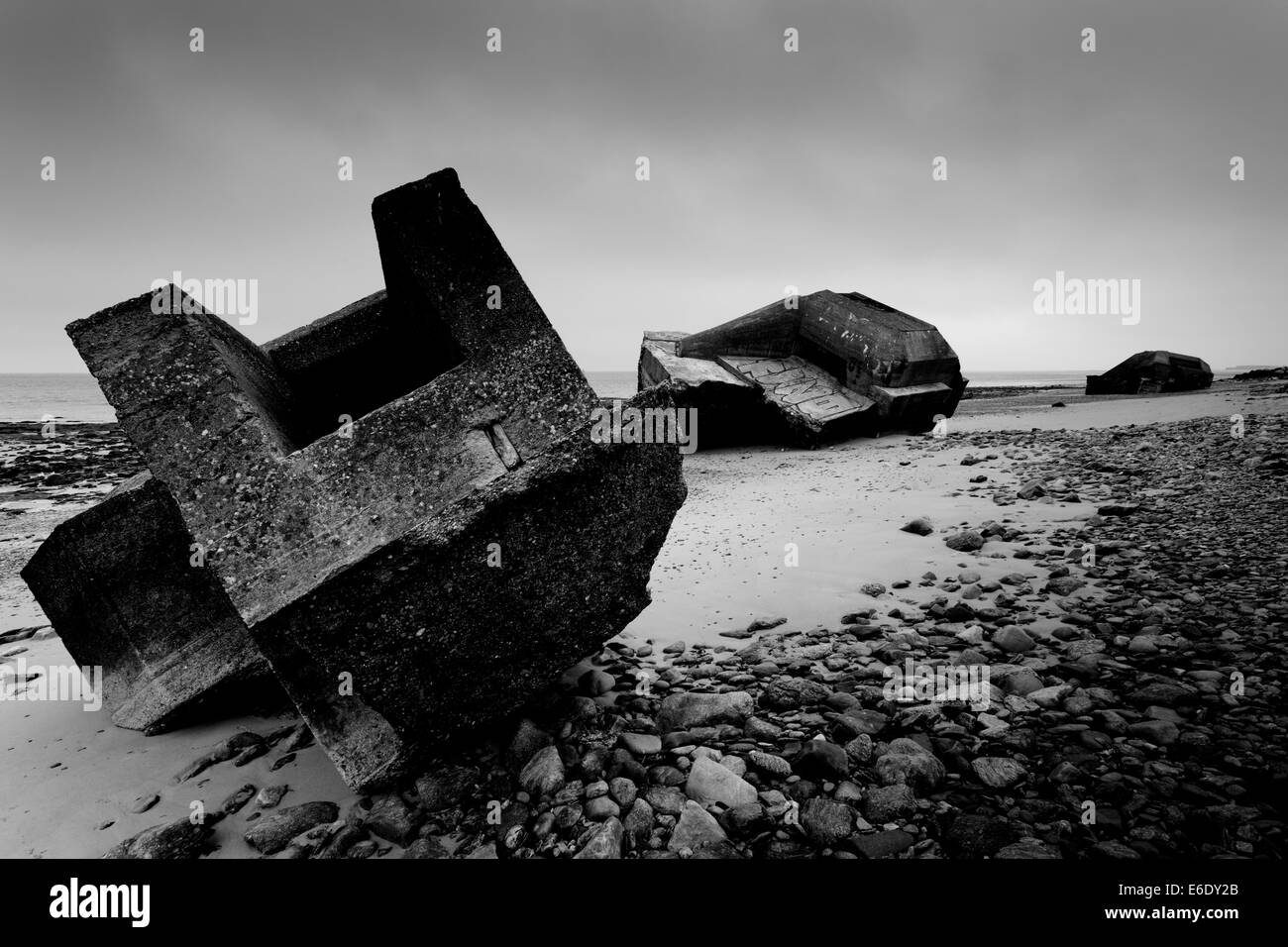 Zertrümmerte deutsche Bunker an der Küste der Normandie in Frankreich Stockfoto