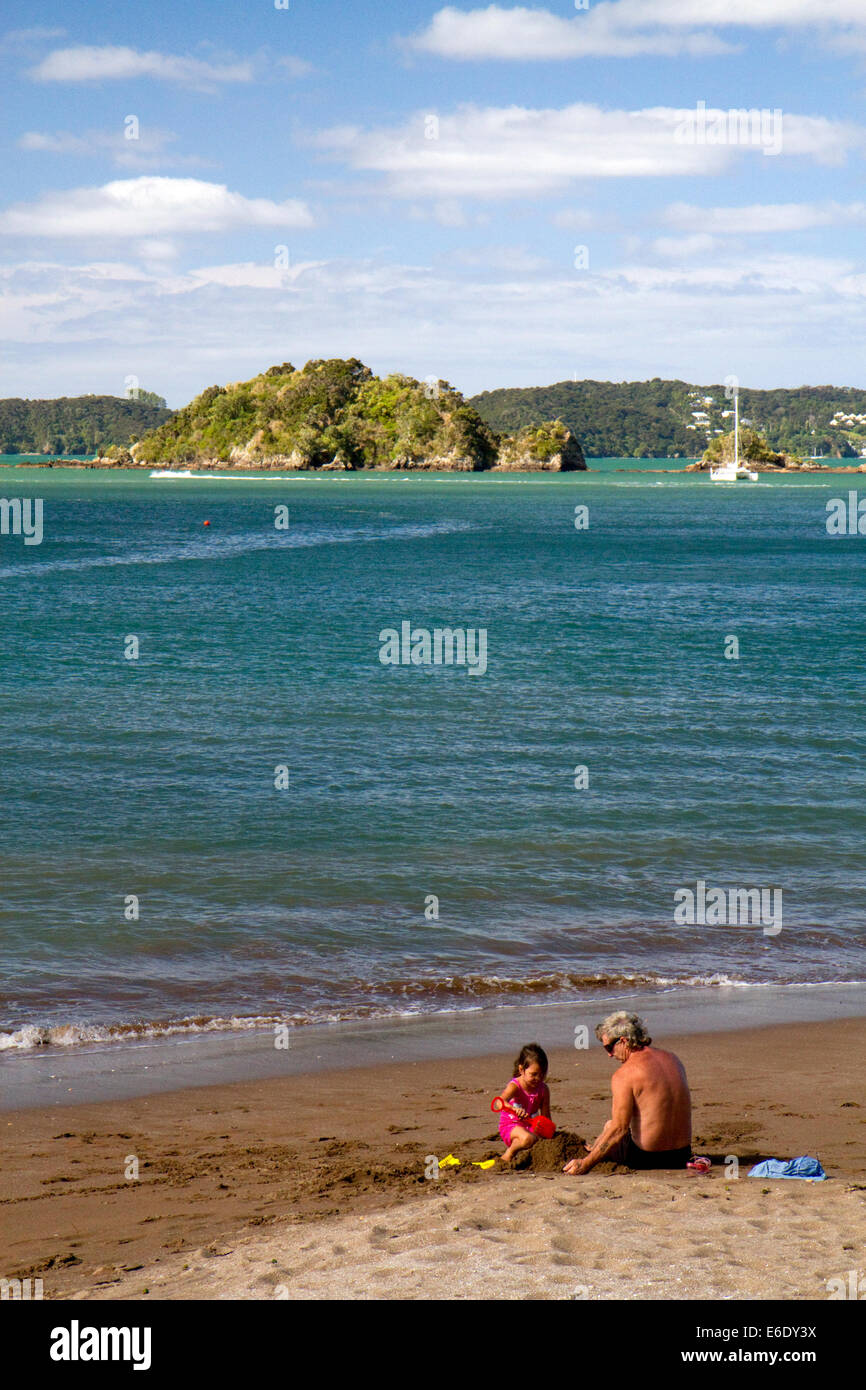 Menschen am Strand von Bay of Islands an der Stadt von Paihia, Nordinsel, Neuseeland. Stockfoto