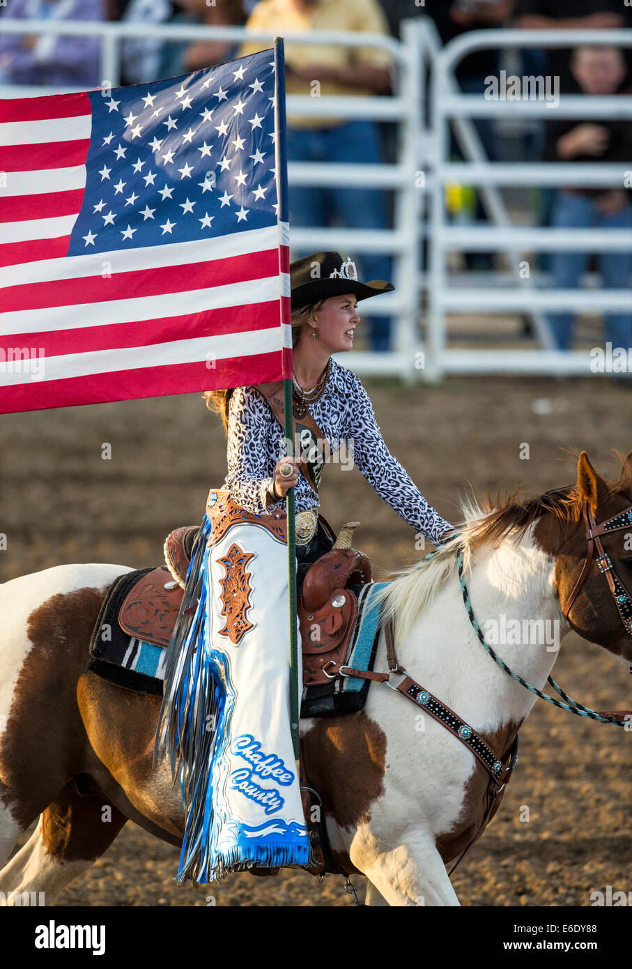 Rodeo Queen die amerikanische Flagge auf dem Rücken der Pferde während der Nationalhymne, Chaffee County Fair & Rodeo, Colorado, USA Stockfoto