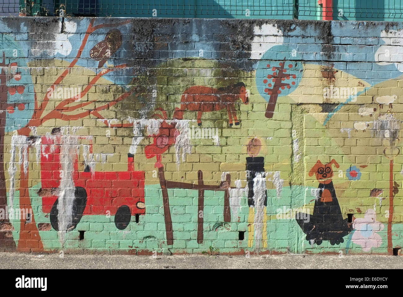 Wandkunst an einer Schule in Süd-Wales, nun die Anzeichen des Alters und Verschlechterung 7. August 2014 Stockfoto