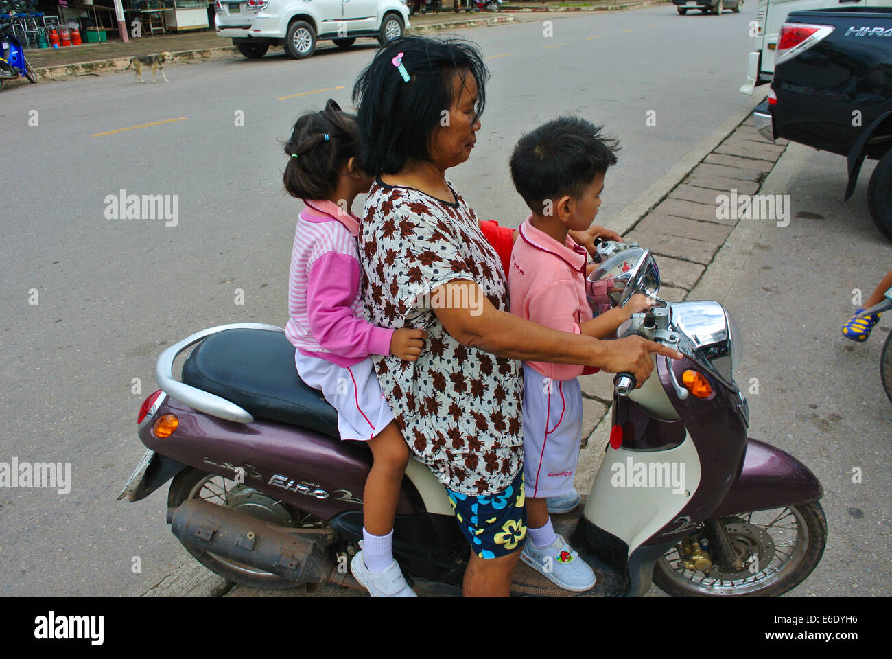 Thai family Fotos und Bildmaterial in hoher Auflösung Alamy