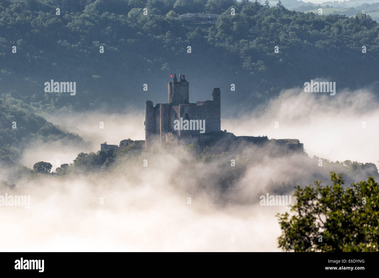 Als Dawn steigt Breaks und die Sonne, den Nebel um Najac Burg allmählich verbrennt. Stockfoto