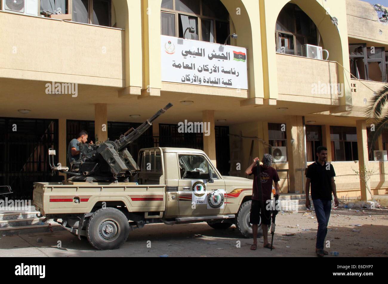 Tripoli, Libyen. 21. August 2014. Islamistische Kämpfer sind in der Nähe von Tripolis die Flughafenautobahn, in Libyen, am 21. August 2014 gesehen. Der militante Islamisten und pro-säkularen Milizen schlug ständig gegenseitig ihre Hochburgen in Libyens Hauptstadt Tripolis seit Juli 13. Die Auseinandersetzungen zwischen den rivalisierenden Kämpfer haben mindestens 102 Menschen tot und 452 andere verletzt verlassen. Bildnachweis: Hamza Türkei/Xinhua/Alamy Live-Nachrichten Stockfoto