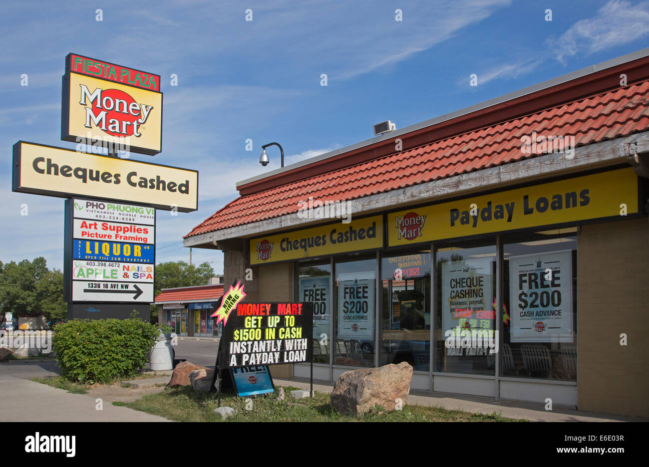 Money Mart Scheck Bargeld und Zahltag Darlehen Geschäft in Strip Mall, Calgary, Alberta, Kanada Stockfoto