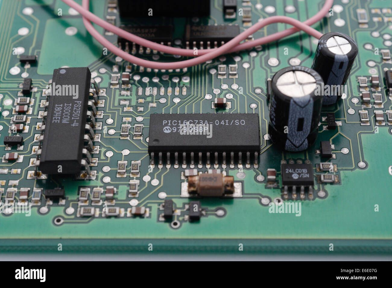 Ein PIC-Mikrocontroller-Mikro-IC auf einer Leiterplatte, elektronische Komponenten Stockfoto