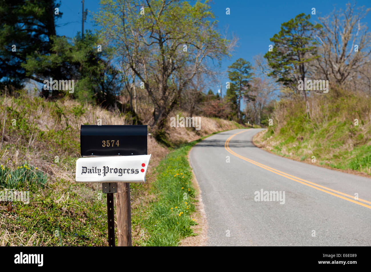 Postfach und Zeitung Box auf einer Landstraße in Virginia, USA. Stockfoto