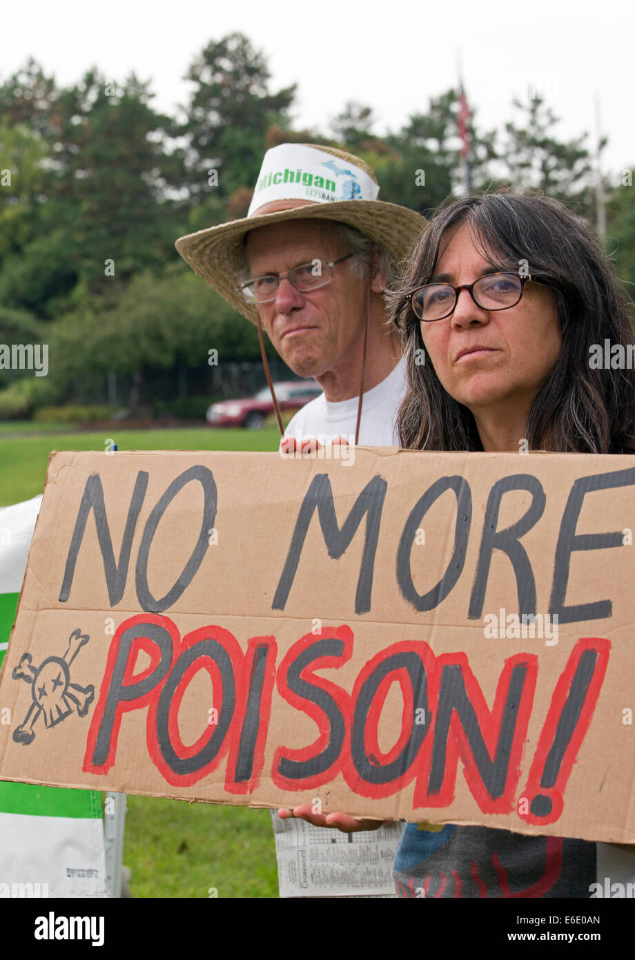 Belleville, Michigan USA. Aktivisten Streikposten eine Deponie betrieben von Wayne zur Verfügung, um die bevorstehende Ankunft des Fracking radioaktive Abfälle aus Südwesten Pennsylvania zu protestieren. Range Resources, Bohrunternehmen, versendet den radioaktiven Schlamm nach Michigan weil Deponien in Pennsylvania und West Virginia nicht akzeptieren würde. Bildnachweis: Jim West/Alamy Live-Nachrichten Stockfoto