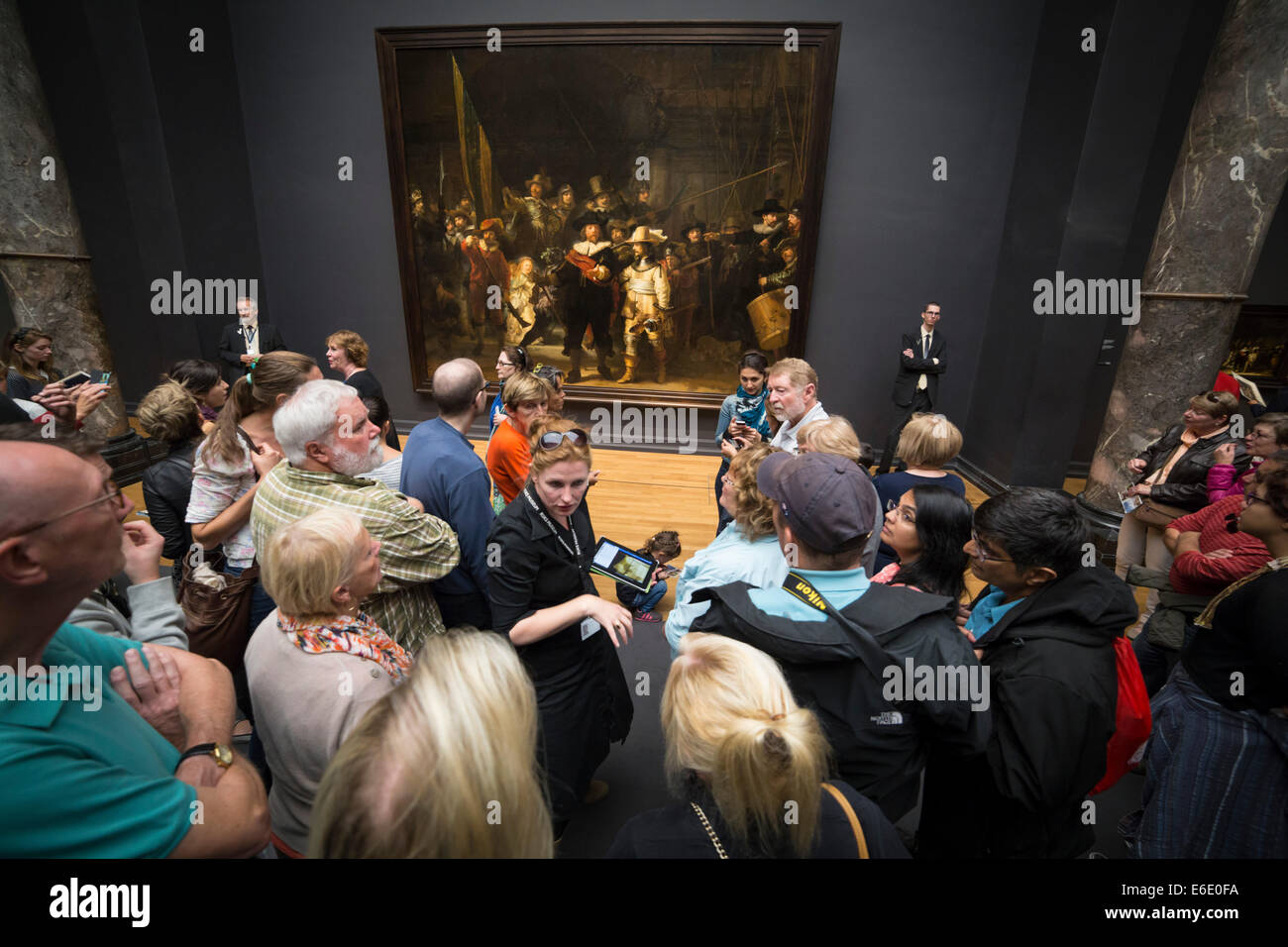 Leute, die berühmten Gemälde "Der Nachtwacht' von Rembrandt van Rijn im Rijksmuseum in Amsterdam. Auch in b&w Nr zur Verfügung. E6 E0 F9 Stockfoto