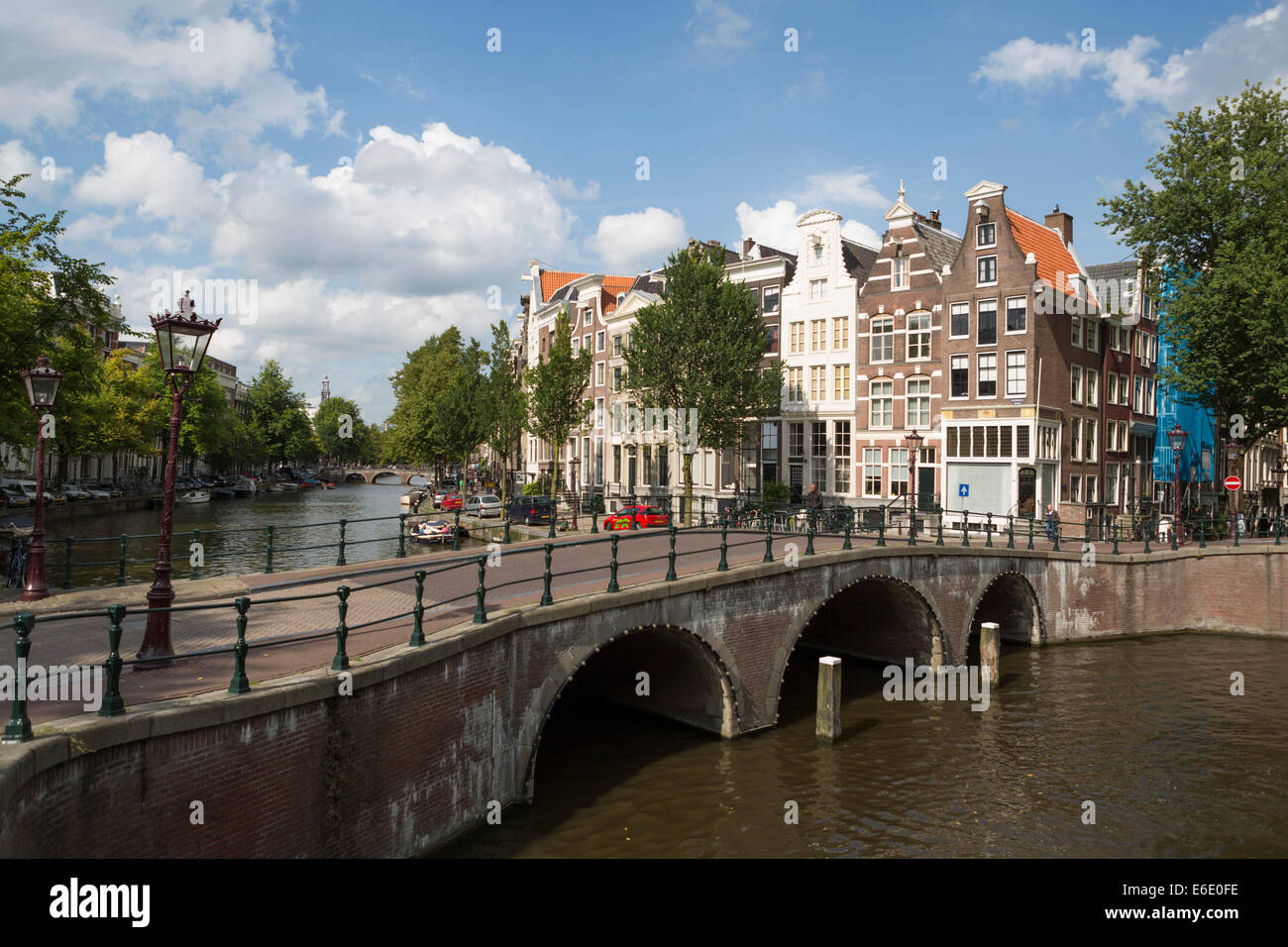 Blick auf einen der Kanäle (Keizersgracht) mit einer Brücke und historische Häuser im berühmten Viertel 'Jordaan' in Amsterdam. Stockfoto
