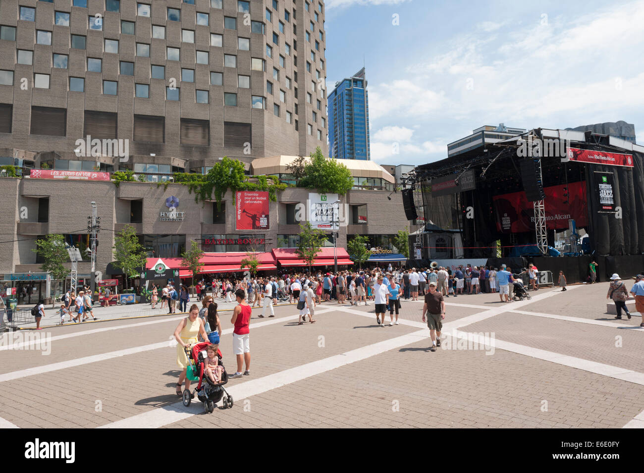 Menge am Ort des Festivals während des Montreal Jazz Festival. Stockfoto