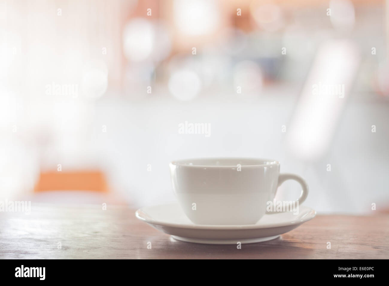 Weiße Kaffeetasse auf Holztisch, Fotoarchiv Stockfoto