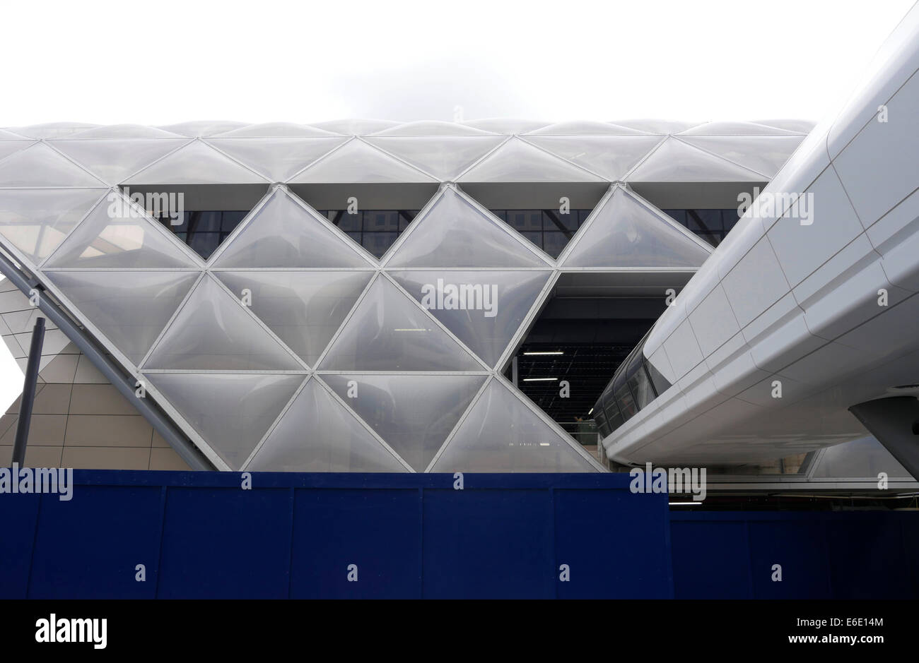 Überqueren Sie Schiene Canary Wharf London Station Baldachin Stockfoto