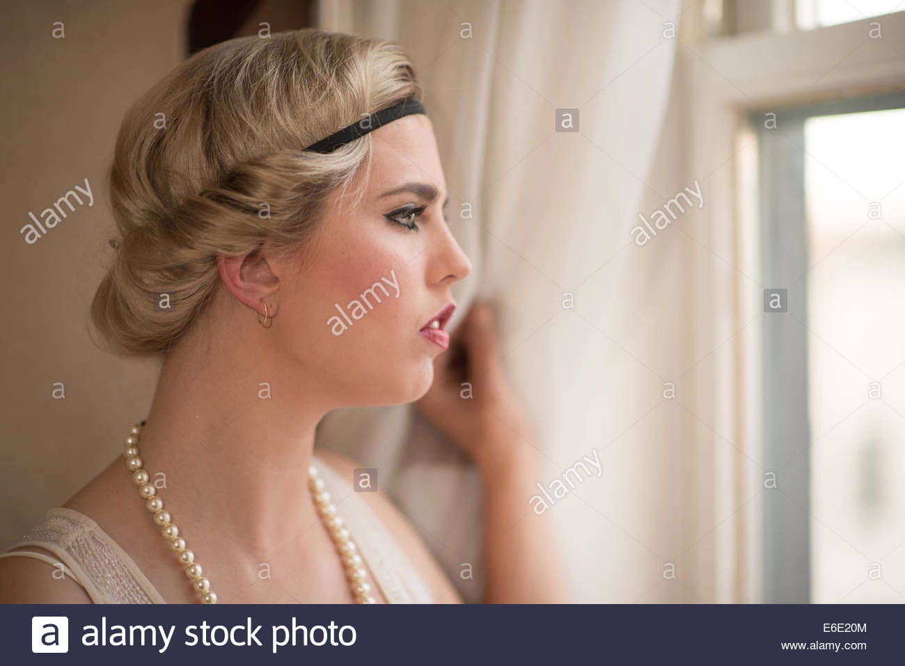 Kopf Einer Frau Mit Einem er Jahre Frisur Im Profil Schauen Aus Dem Fenster Geschossen Stockfotografie Alamy