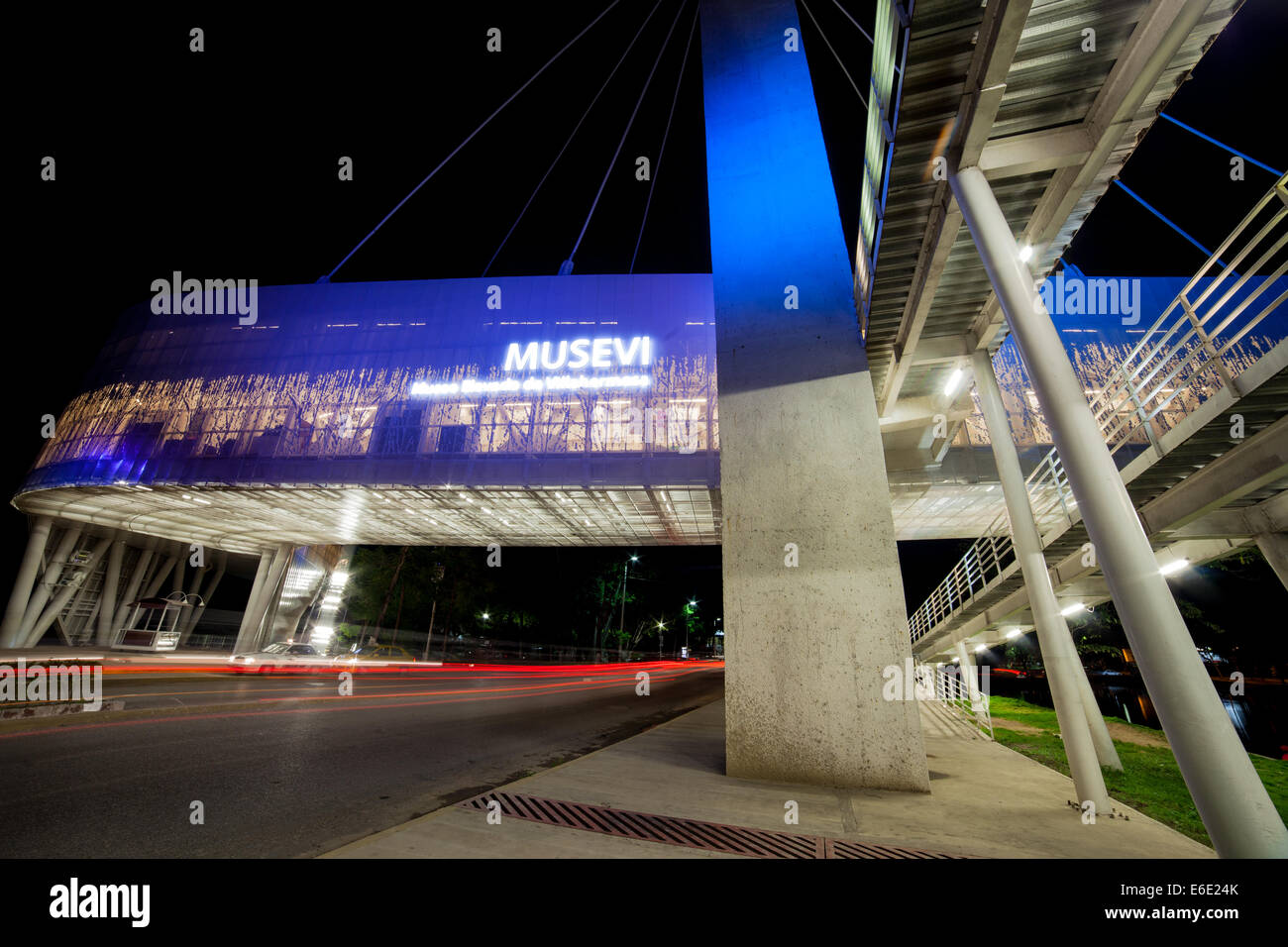 Streetview des erhöhten Museums in Villahermosa, Tabasco, Mexiko. Stockfoto