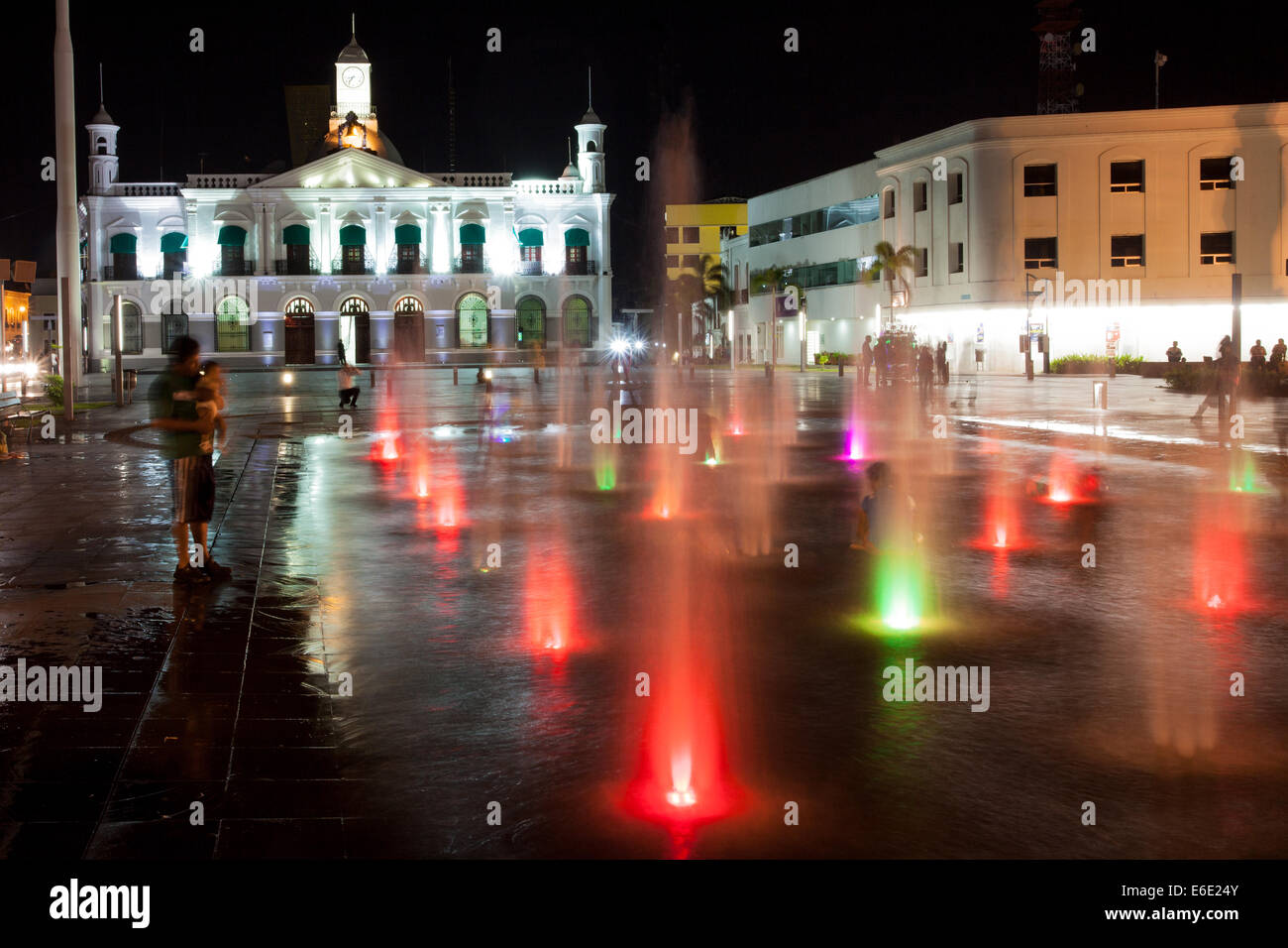 Tanzende Fontänen in der Nacht auf dem Zocalo (Hauptplatz) von Villahermosa, Tabasco, Mexiko. Stockfoto