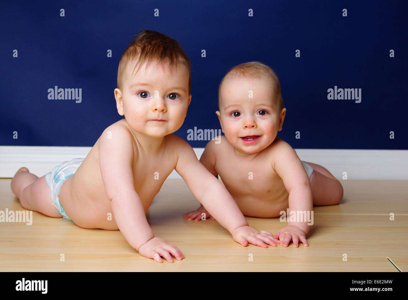 Twin Baby Boys den Kopf hochhalten Stockfoto Twin Baby Boys den Kopf hochhalten Stockfoto