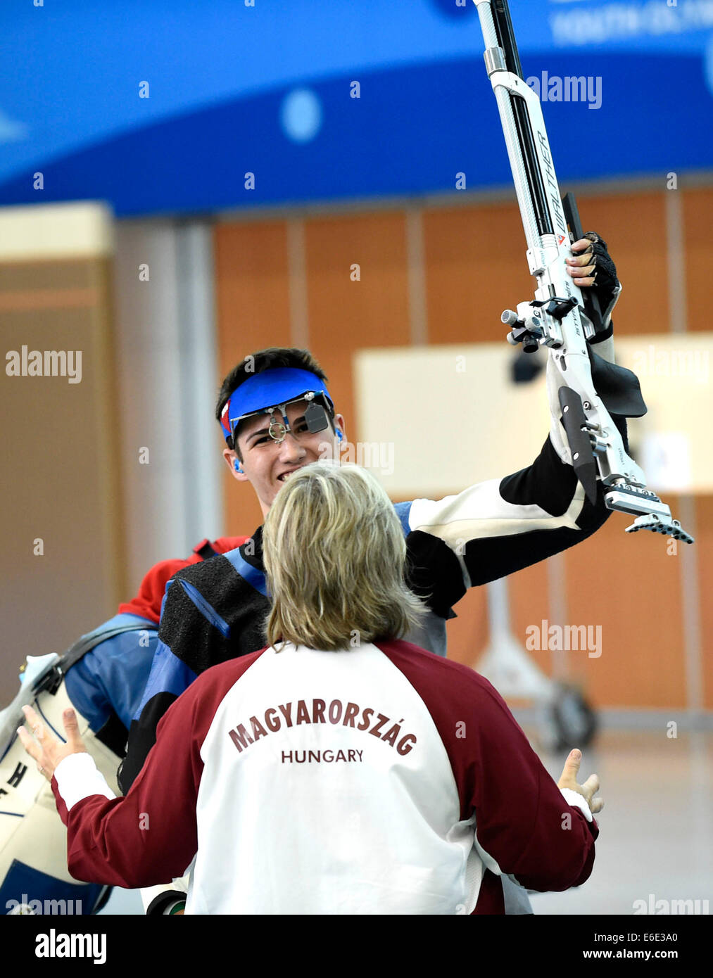 Nanjing, China Jiangsu Provinz. 22. August 2014. Istvan Peni Ungarn feiert nach dem Essen 10m Luftgewehr gemischte internationale Teams Wettbewerb bei Nanjing 2014 Olympischen Jugendspielen in Nanjing, der ostchinesischen Provinz Jiangsu, 22. August 2014. Bildnachweis: Yue Yuewei/Xinhua/Alamy Live-Nachrichten Stockfoto