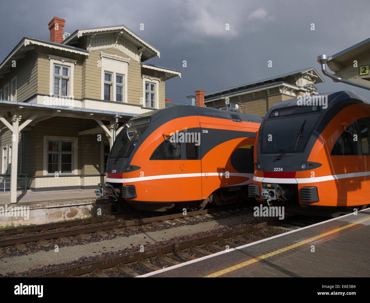 Neuer Stadler Personenzüge In Tartu Bahnhof stehen. Estland Stockfoto