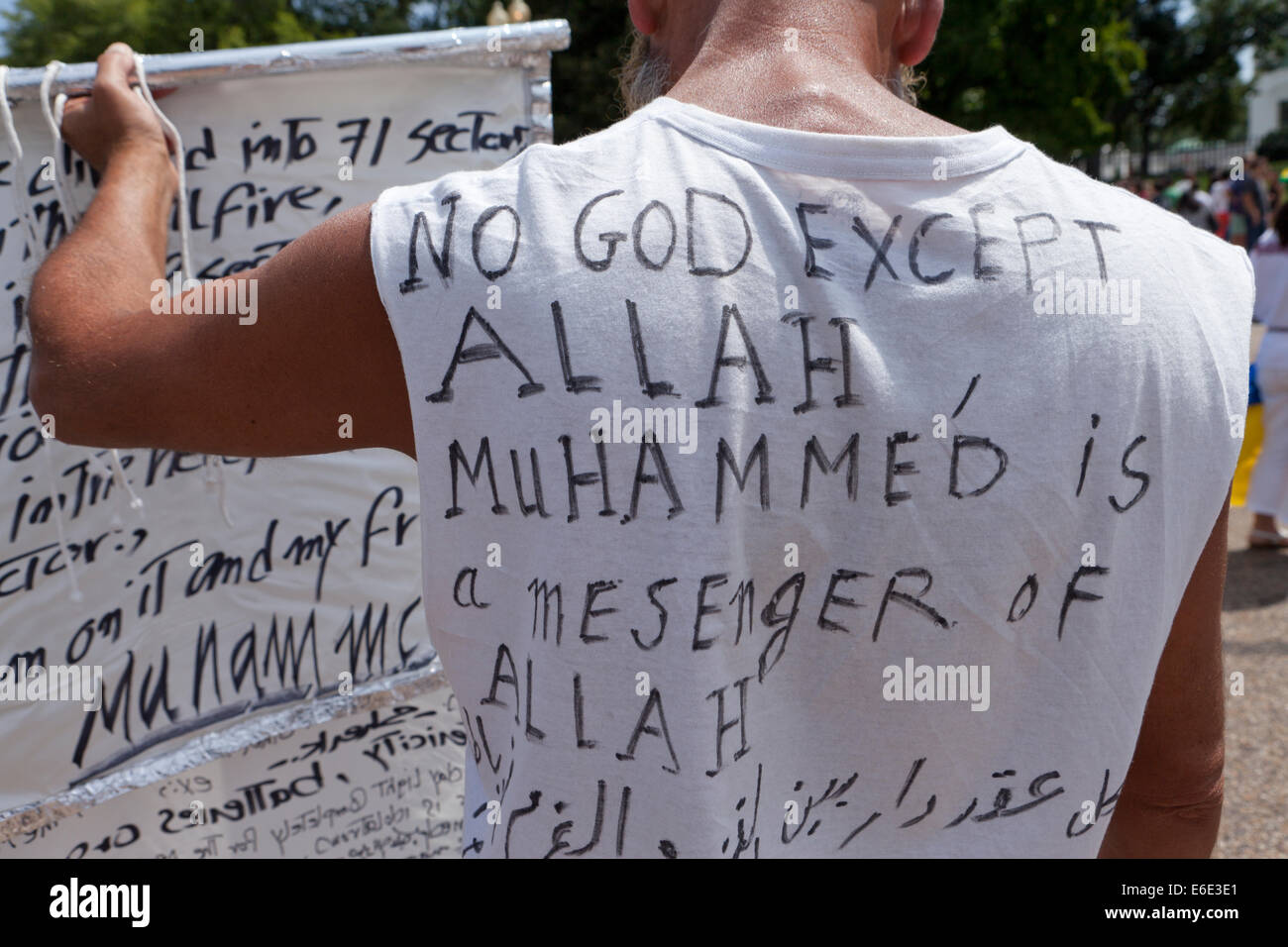 Muslimischer Mann mit islamischen Botschaften, der in der Öffentlichkeit predigt - Washington, DC USA Stockfoto