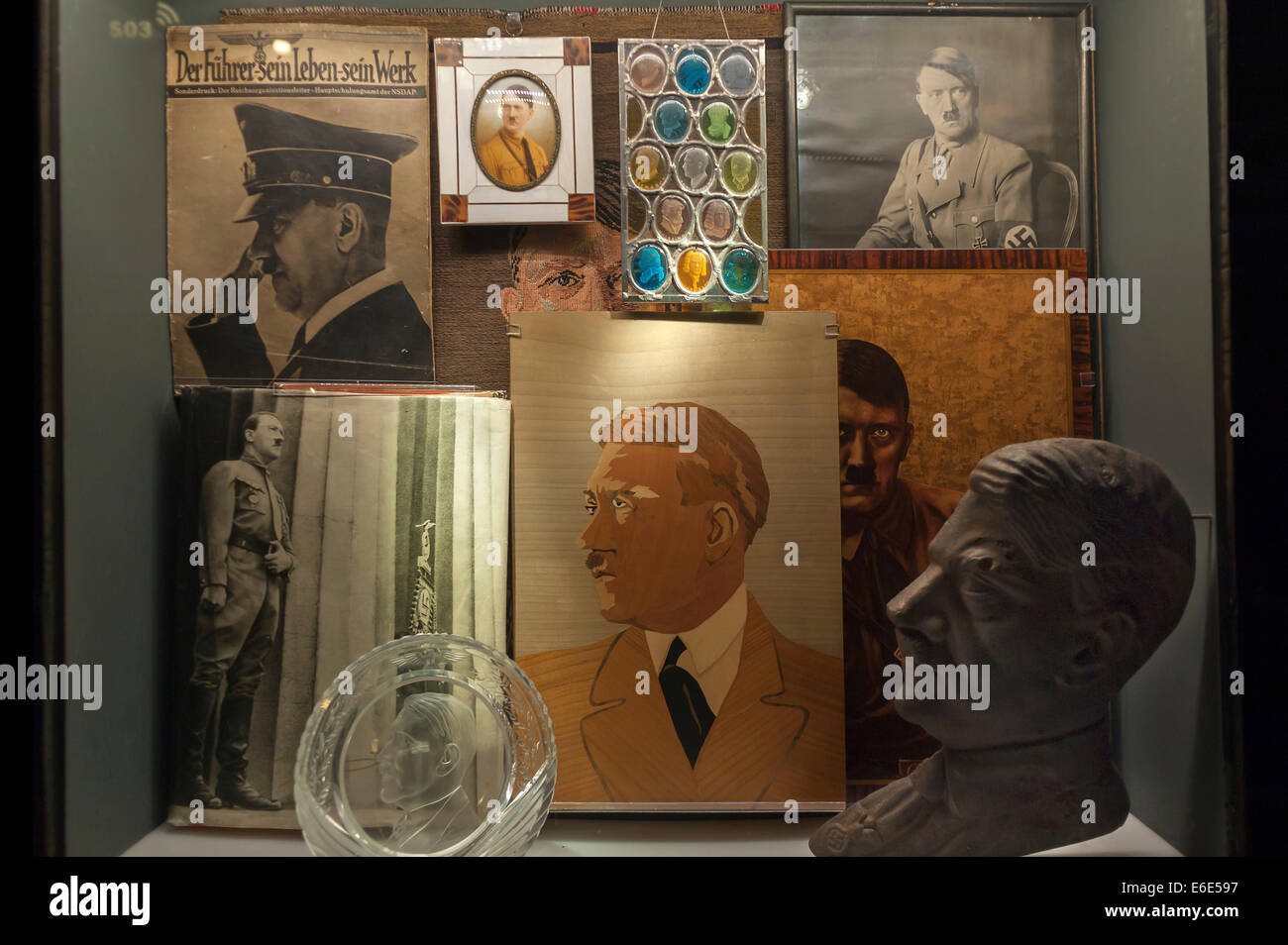 Vitrine mit Hitler-Porträts und Büste, Dokumentation Zentrum Reichsparteitagsgelände, Nürnberg, Middle Franconia, Bayern Stockfoto