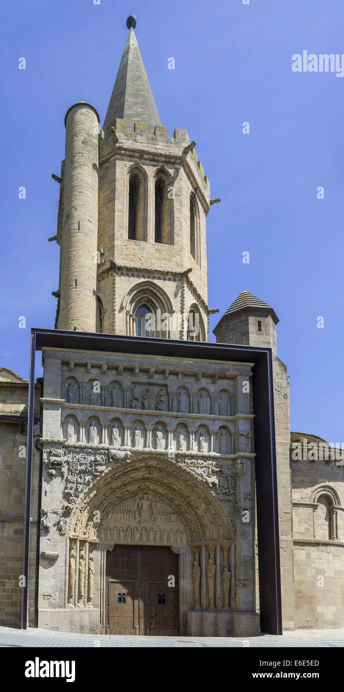 Südportal mit romanischen skulpturalen Verzierungen der Pfarrkirche Santa María la Real, Sangüesa, Navarra, Spanien Stockfoto