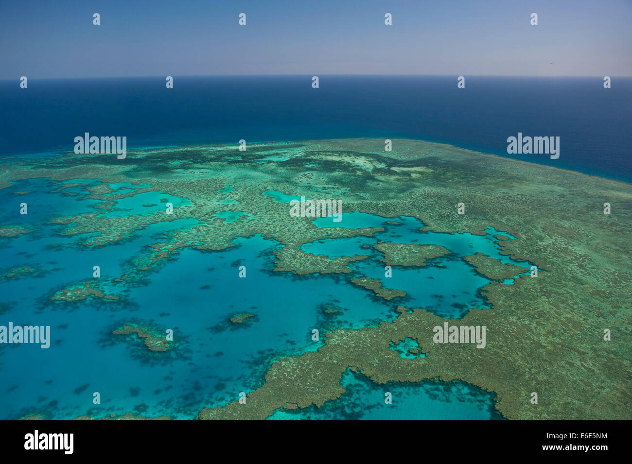 Luftaufnahme des Great Barrier Reef, UNESCO-Weltkulturerbe, Queensland, Australien Stockfoto