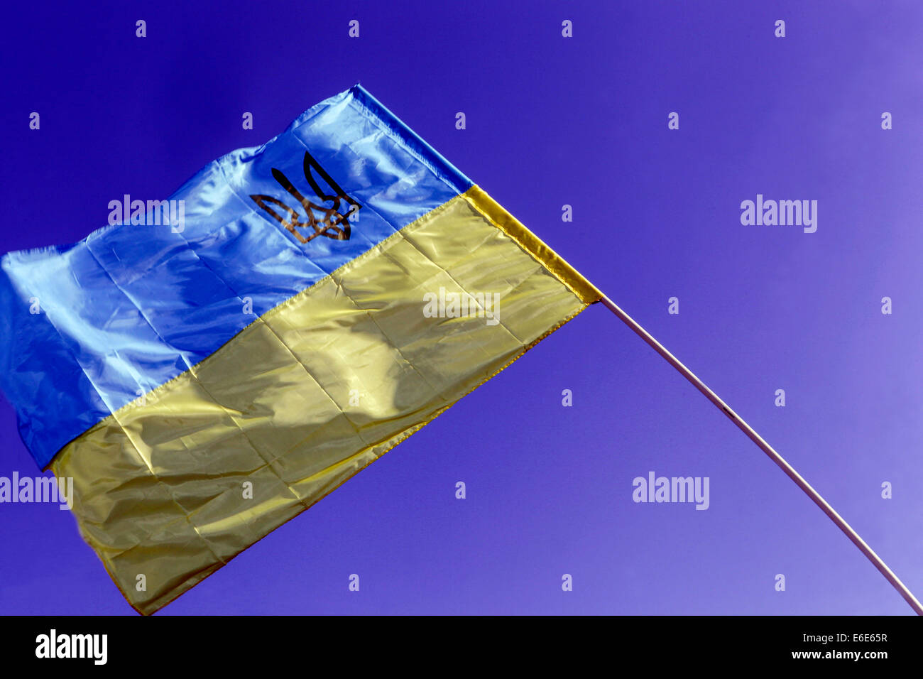 Ukrainische Flagge, die im Wind weht, mit einer dreizackig ukrainischen Flagge Stockfoto