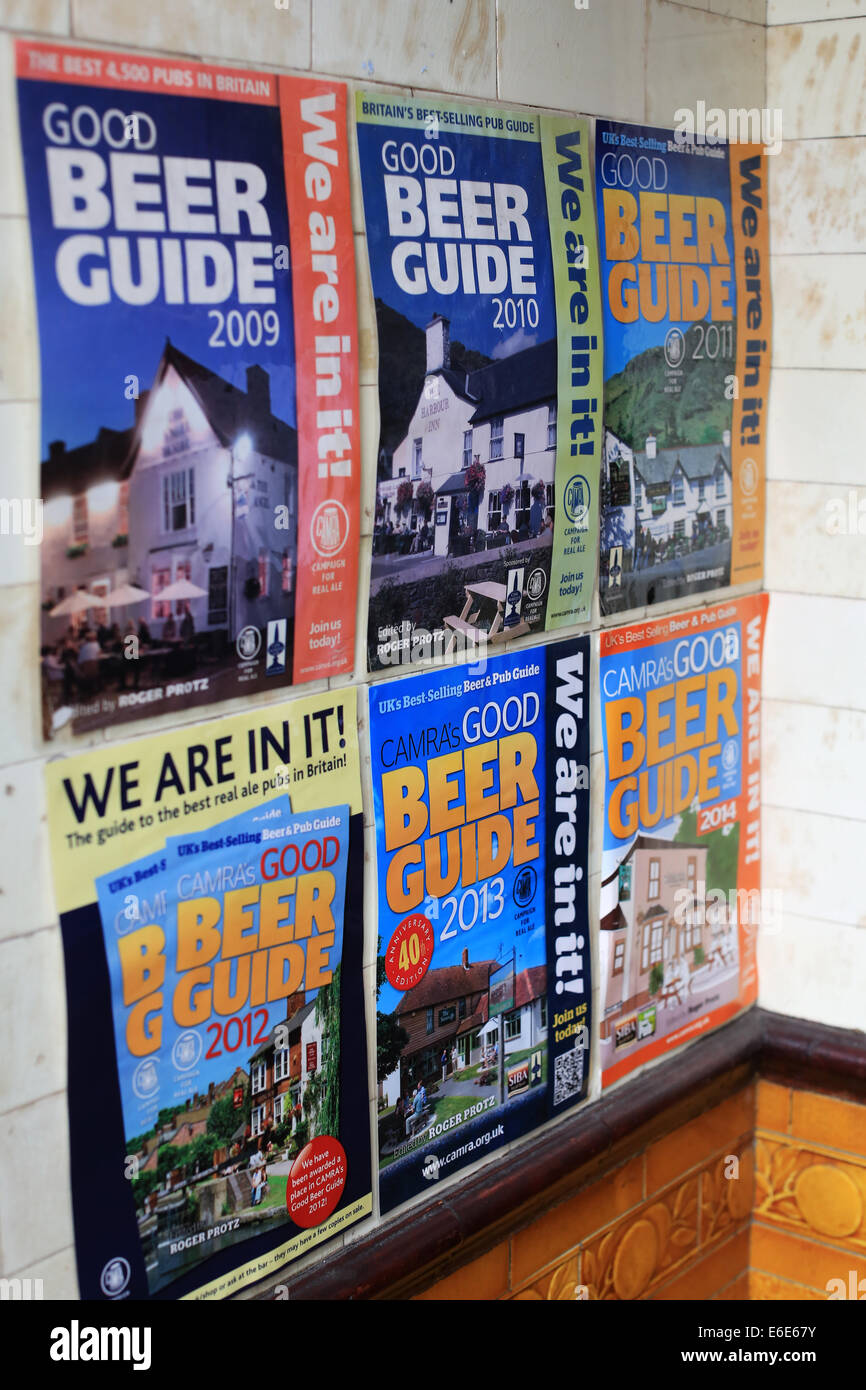 Gutes Bier Guide Poster an der Wand einer Kneipe Bar in Großbritannien darauf hinweist, dass die Kneipe von CAMR im gutes Bier Guide gelistet ist Stockfoto