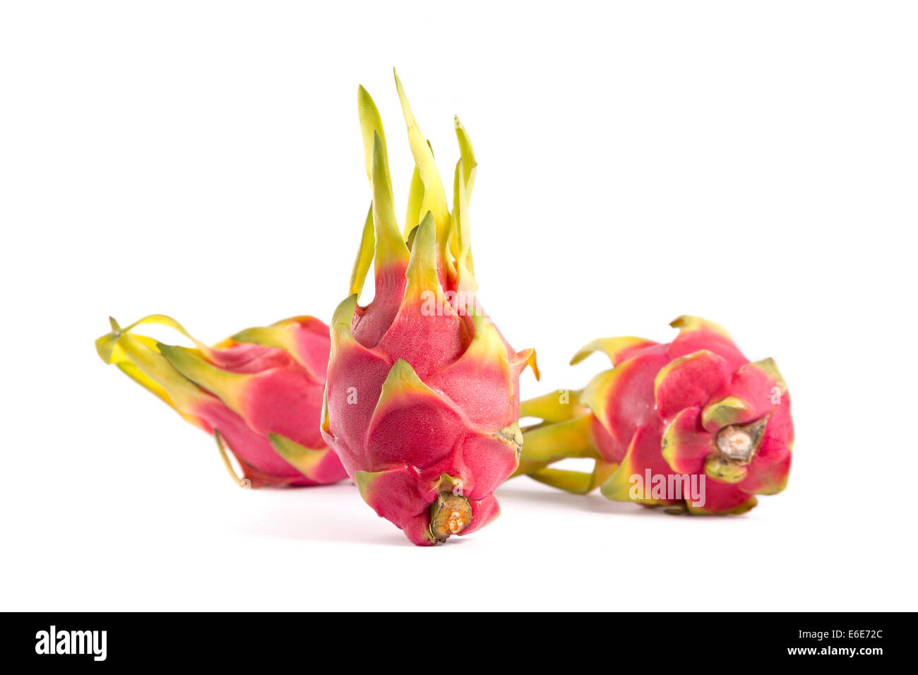 Drei Drachen exotische Früchte, selektiven Fokus auf erste Frucht, isoliert auf weißem Hintergrund Stockfoto