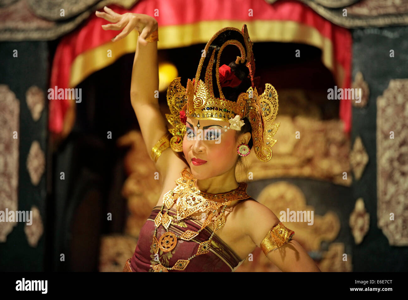 Porträt der Tänzerin in nationale Kleidung. Traditionellen täglichen Darstellung in Jimbaran, Bali Stockfoto