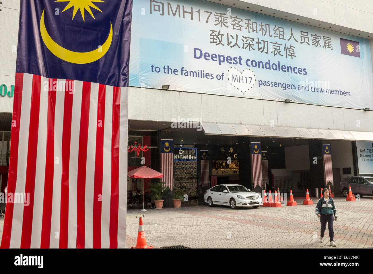 Kuala Lumpur, Malaysia. 22. August 2014. Ein Banner, anzeigen, eine Botschaft der Kondolenz für die Passagiere und Besatzung von Malaysian Airlines Flug 17 sieht in Kuala Lumpur, Malaysia, 22. August 2014. 22 August erklärte ein Tag der Trauer, wie die Überreste einiger der Opfer der MH17 in Kuala Lumpur angekommen. Bildnachweis: Asien-Datei/Alamy Live-Nachrichten Stockfoto