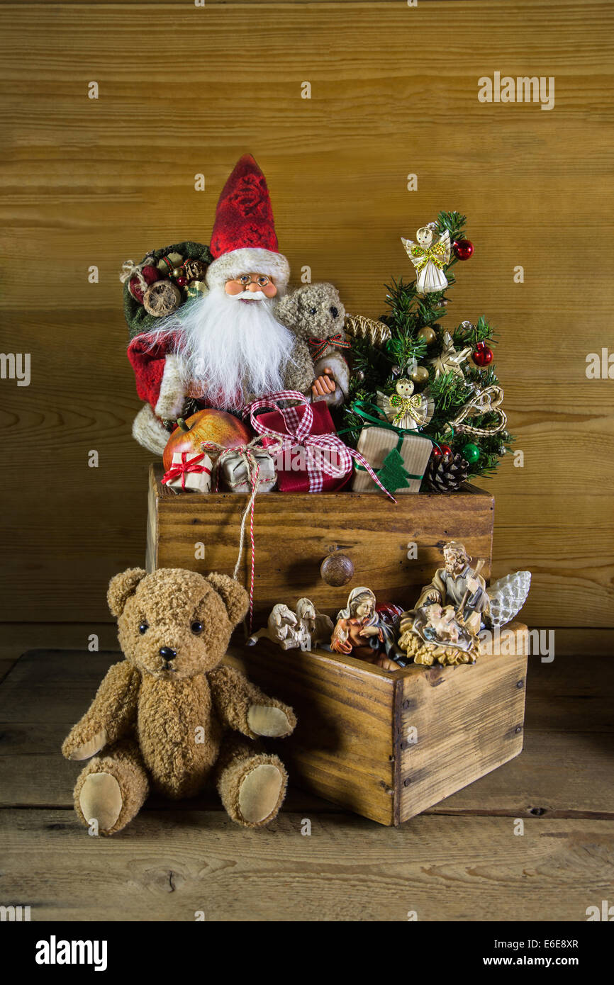 Altes Spielzeug Weihnachten: Vintage Deko-Idee für Advent auf hölzernen Hintergrund mit einem Santa. Stockfoto