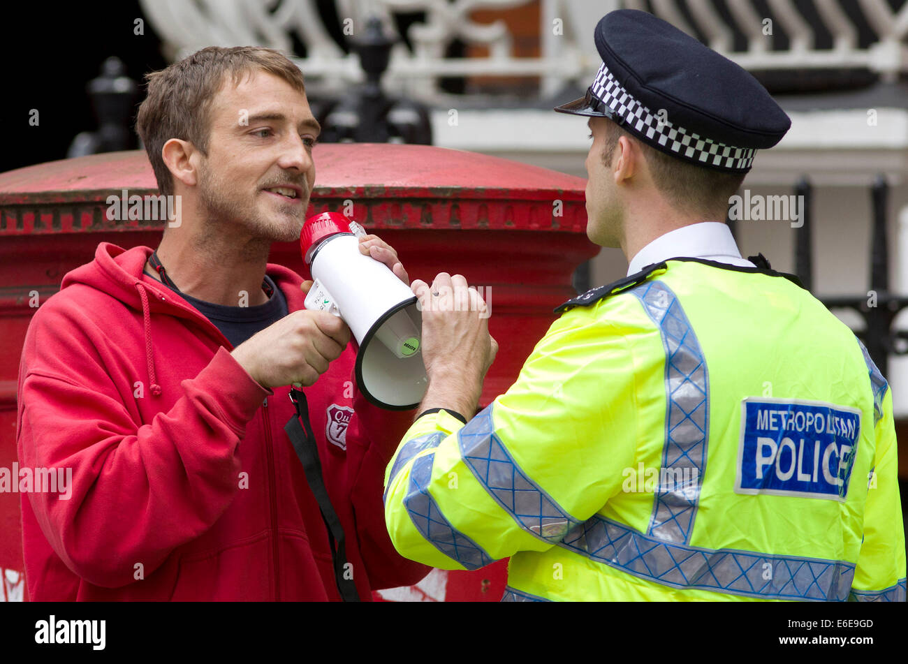 Großbritannien, London: Polizist verfasste mit ein Demonstrant auf einer Straße bei einer Demonstration in London. 18.08.2014 Stockfoto