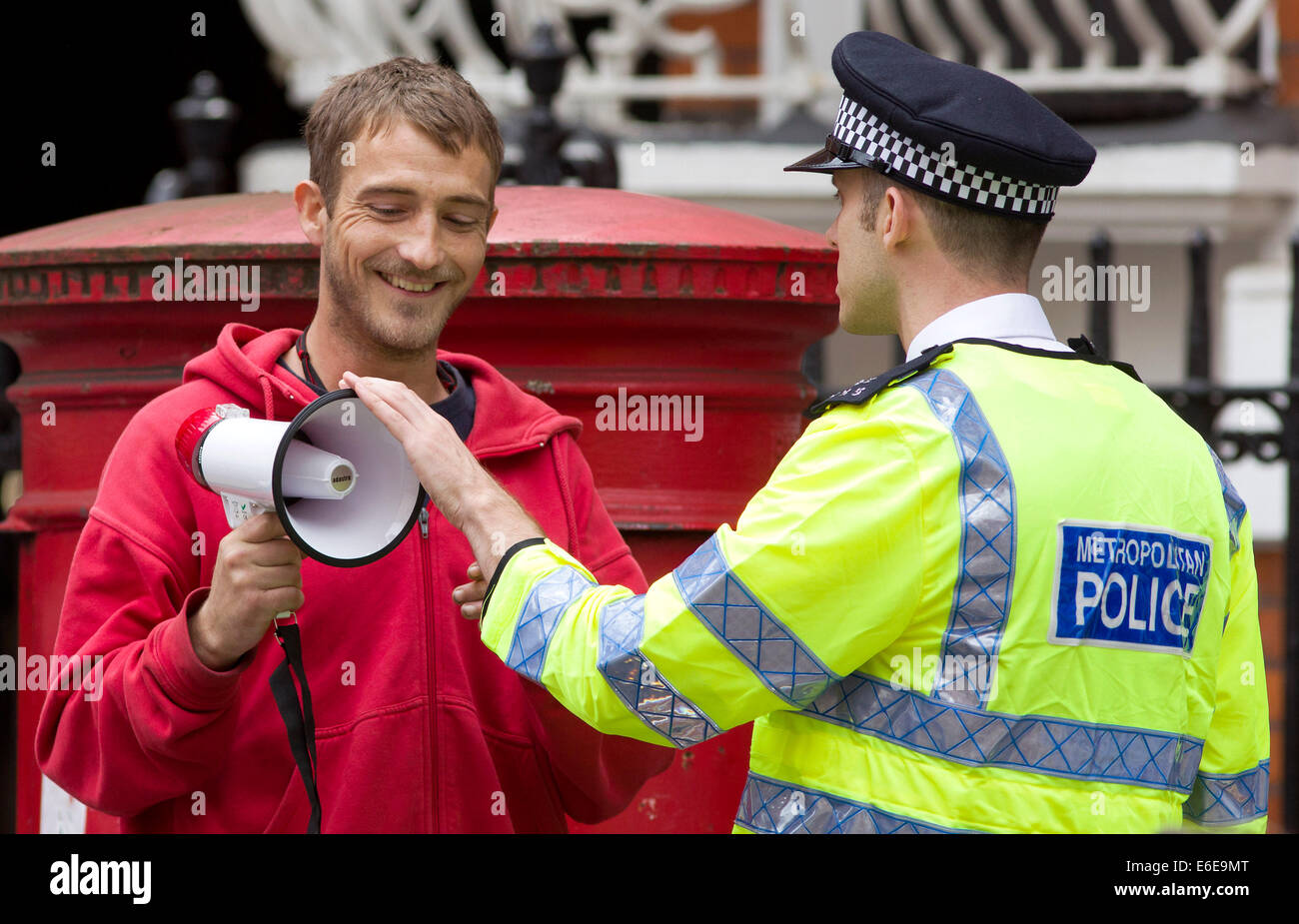 Großbritannien, London: Polizist verfasste mit ein Demonstrant auf einer Straße bei einer Demonstration in London. 18.08.2014 Stockfoto
