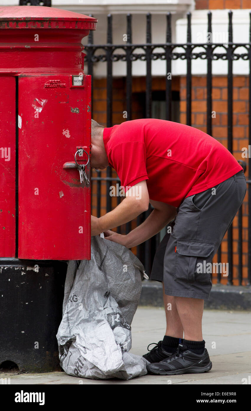 Großbritannien, London: Ein Postbote leert einen Briefkasten in London. Stockfoto