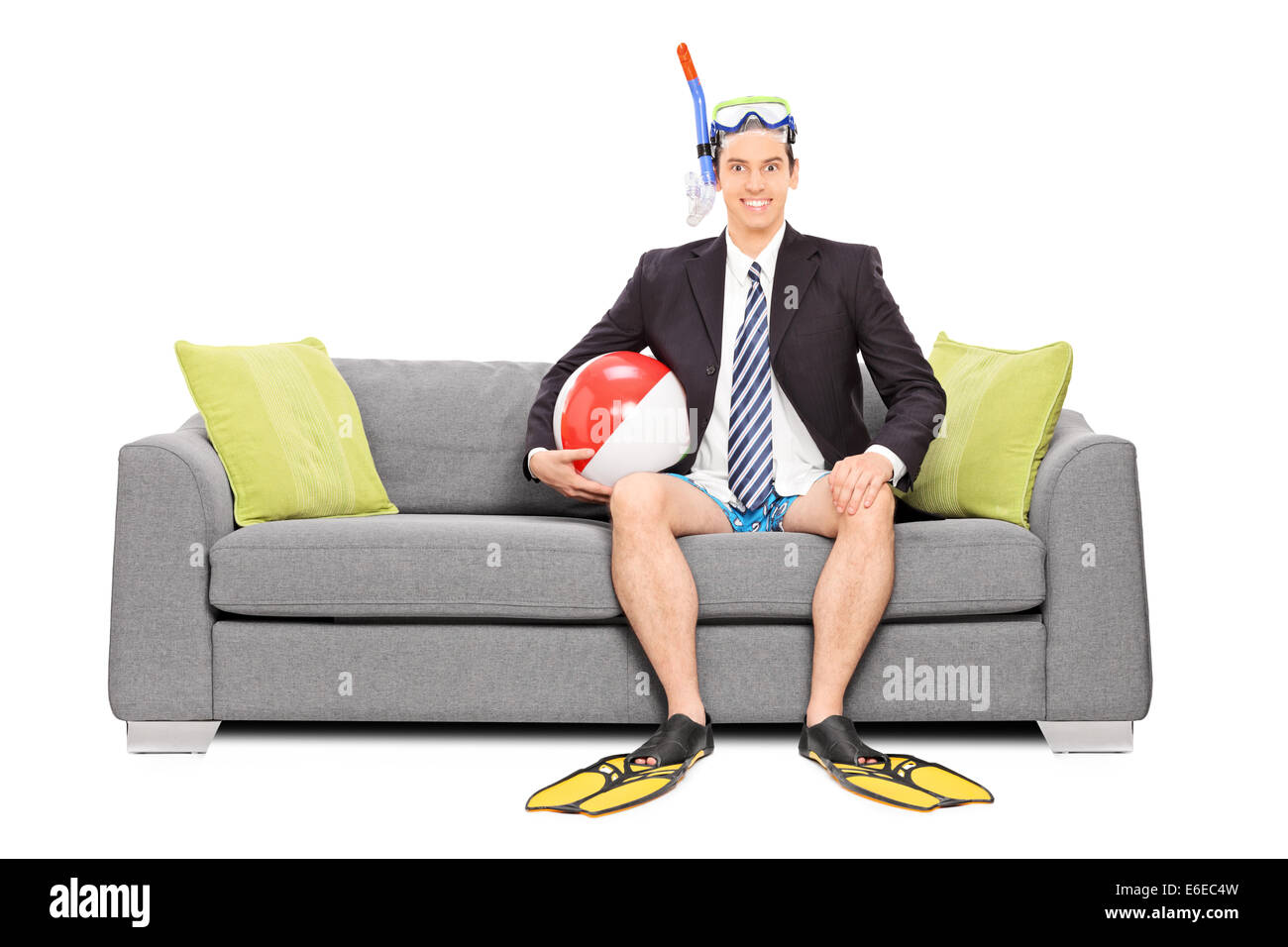 Mann mit Schnorchel und Business Anzug sitzt auf Sofa isoliert auf weißem Hintergrund Stockfoto