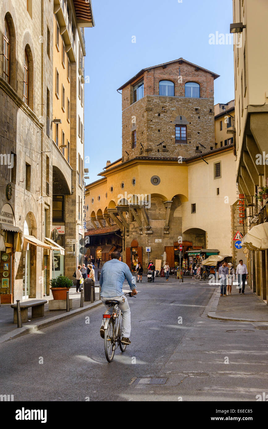 Via Guicciardini führt zu Ponte Vecchio Stockfoto