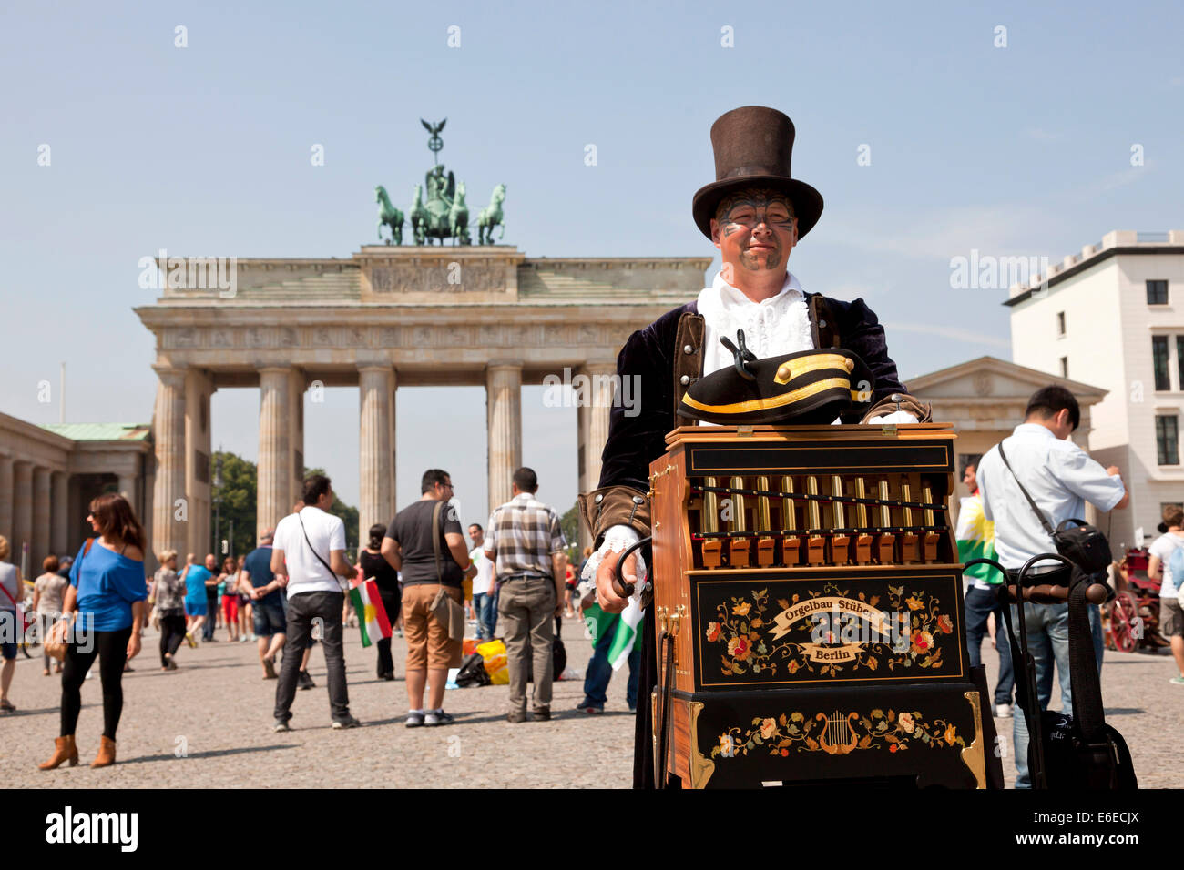Drehorgelspieler mit Drehorgel und Zylinder vor dem Brandenburger Tor in Berlin, Deutschland, Europa Stockfoto