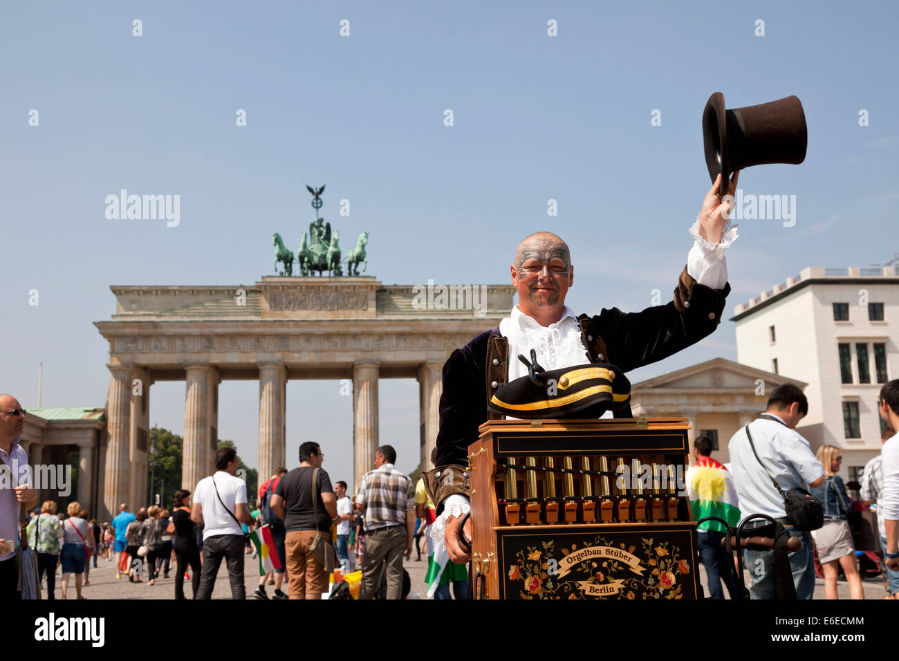 Drehorgelspieler mit Drehorgel und Zylinder vor dem Brandenburger Tor in Berlin, Deutschland, Europa Stockfoto