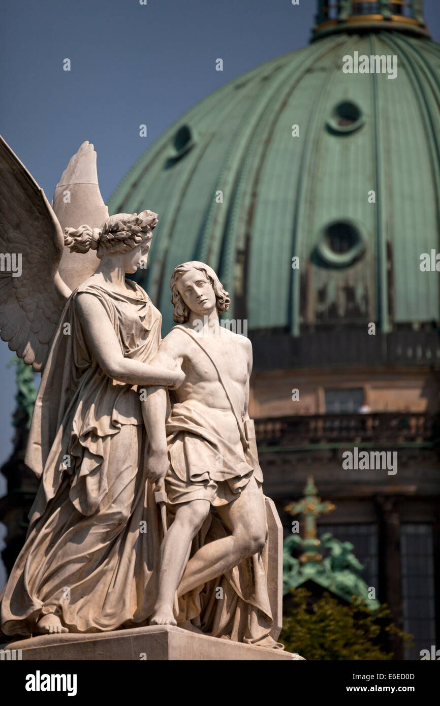 Marmor-Statuen von der Schloßbrücke / Palace Bridge und der Berliner Dom in Berlin, Deutschland, Europa Stockfoto