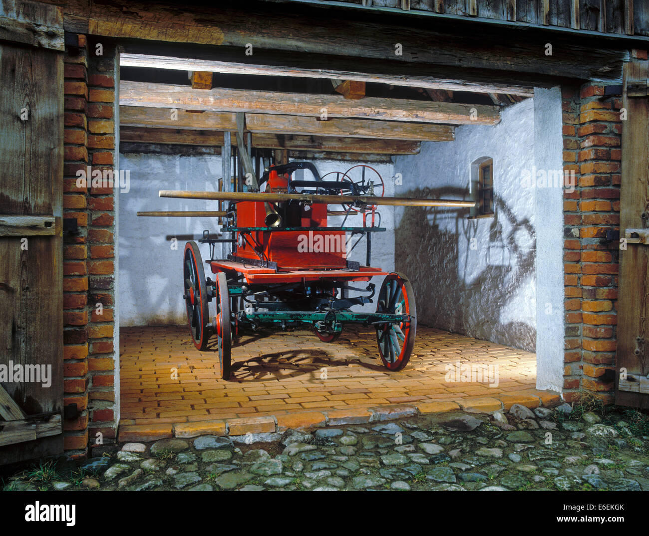 Antike Feuer Wagen im Open-air Museum der Volkskunst Gebäude in Olsztynek, Polen Stockfoto