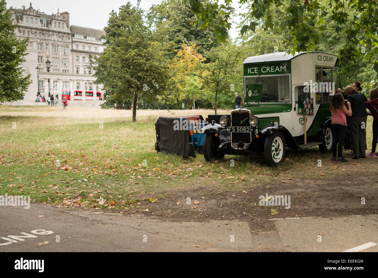 Traditionelle alte Eiswagen Dienst am Menschen auf Constitution Hill. Ein Herbsttag in London Stockfoto