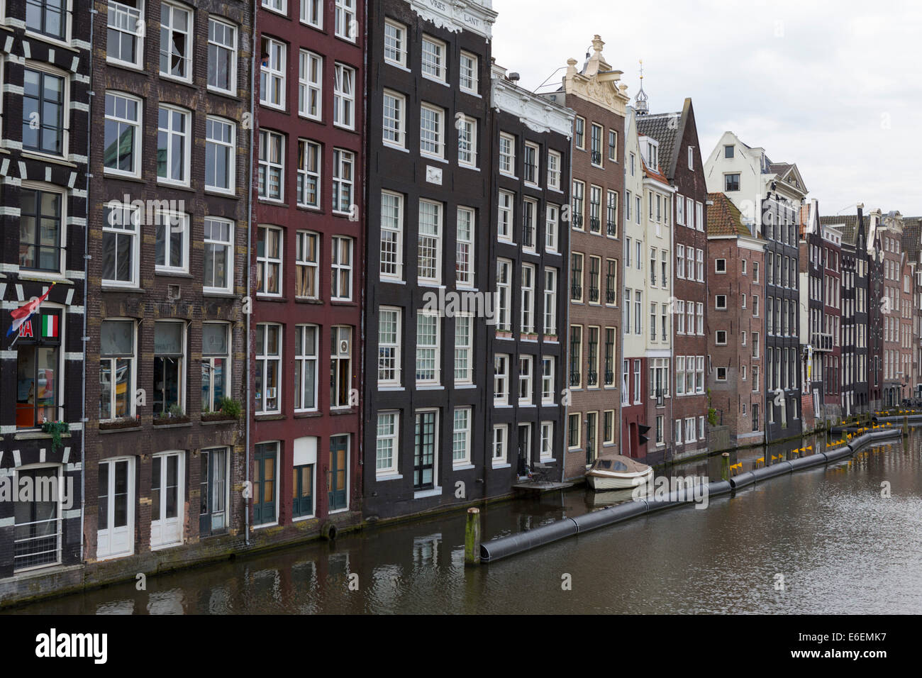 Reihe alter Herrenhäuser an der Damrak im Zentrum von Amsterdam in den Niederlanden Stockfoto