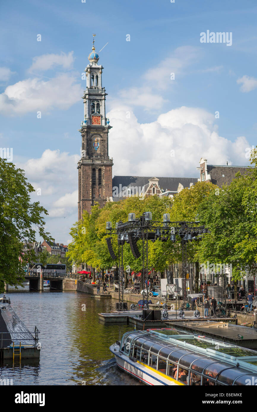 Blick auf einen der Amsterdamer Kanäle "Prinsengracht" mit Schiff und eine Kirche "Westerkerk' auf dem Hintergrund. Stockfoto