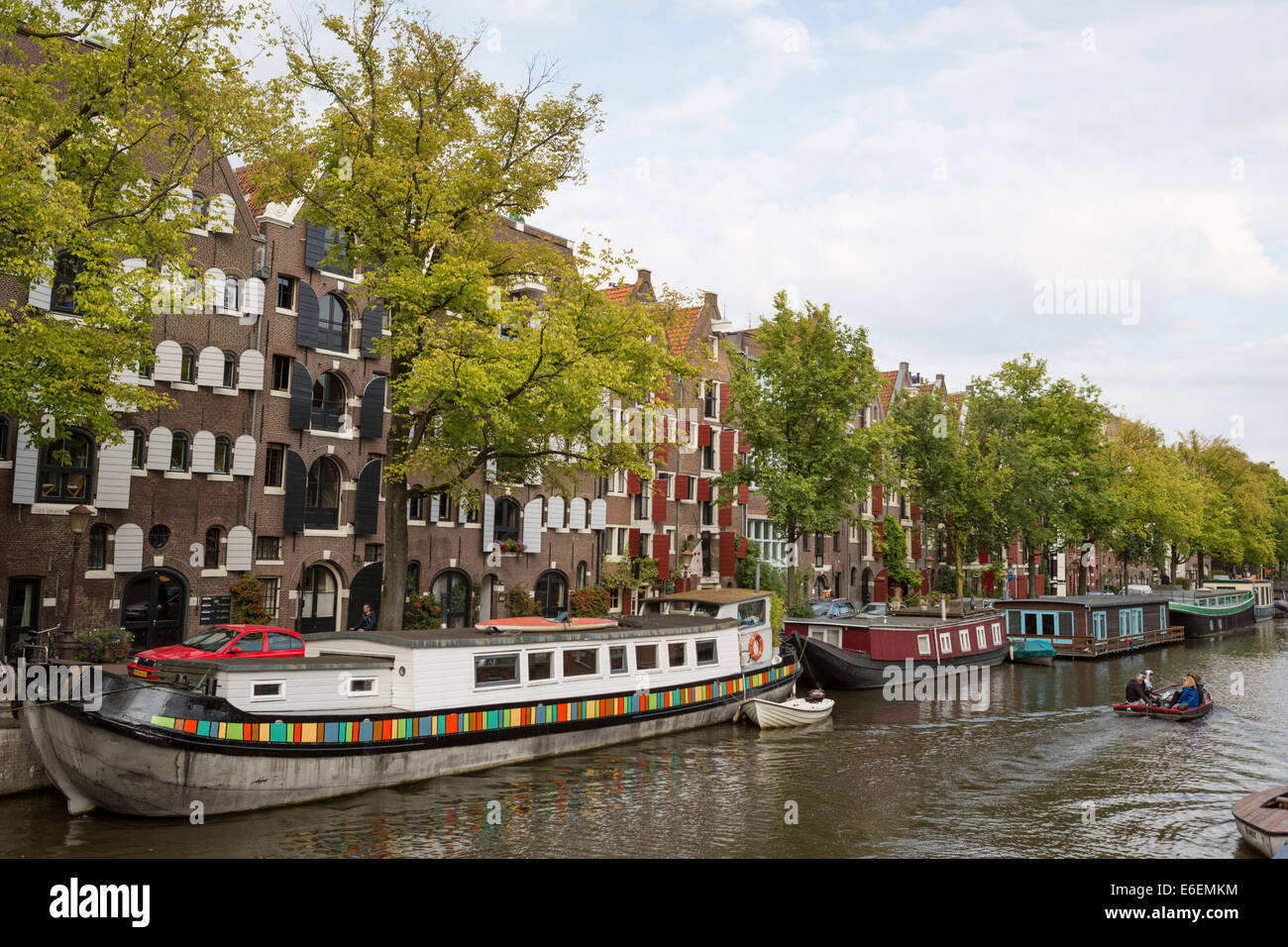 Kanal "de Prinsengracht" mit Hausbooten und historische Häuser Stockfoto